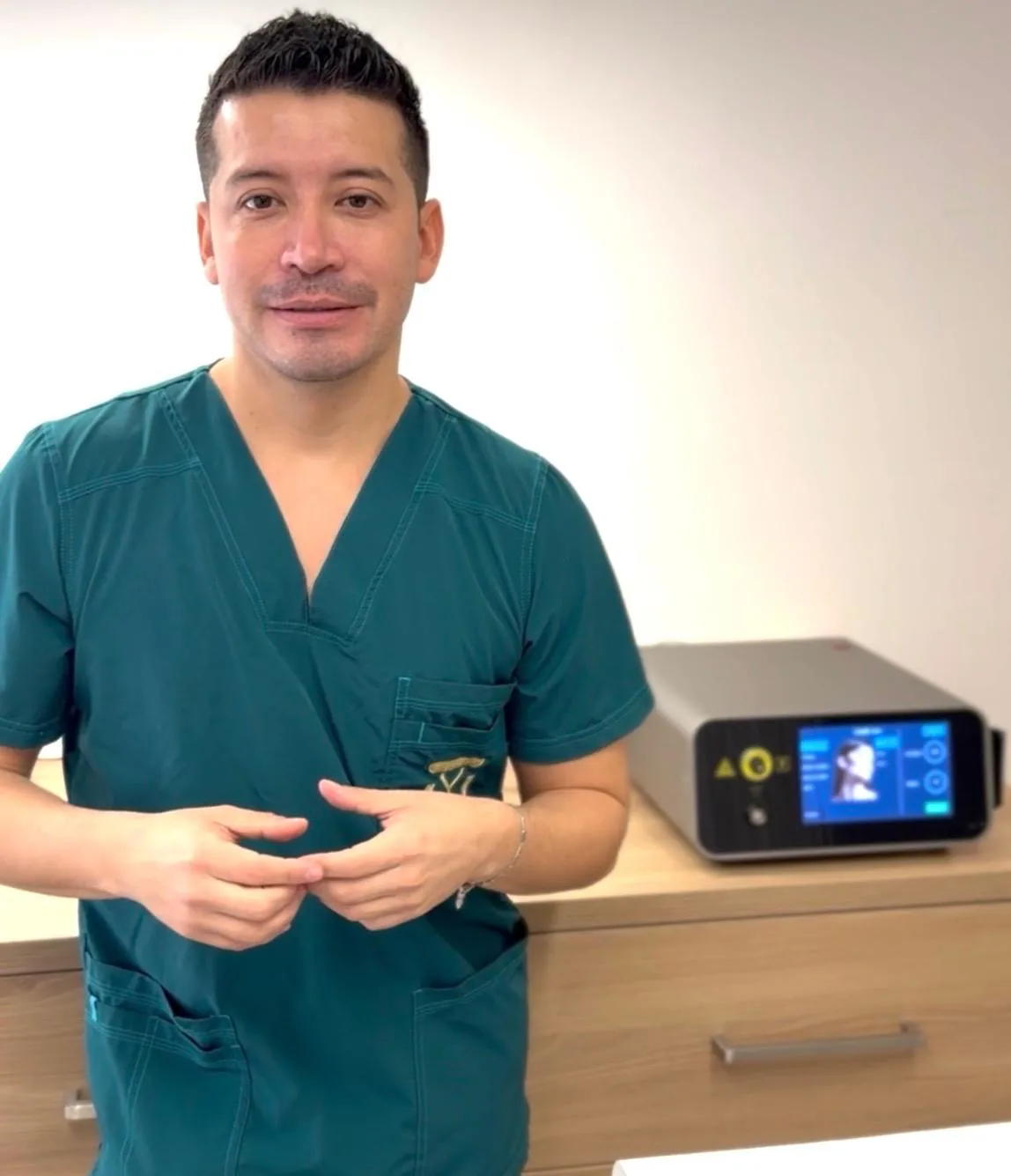 Dr Nicolás Portilla Medicina Regenerativa Láser en Aesophy Excellence Clinic
