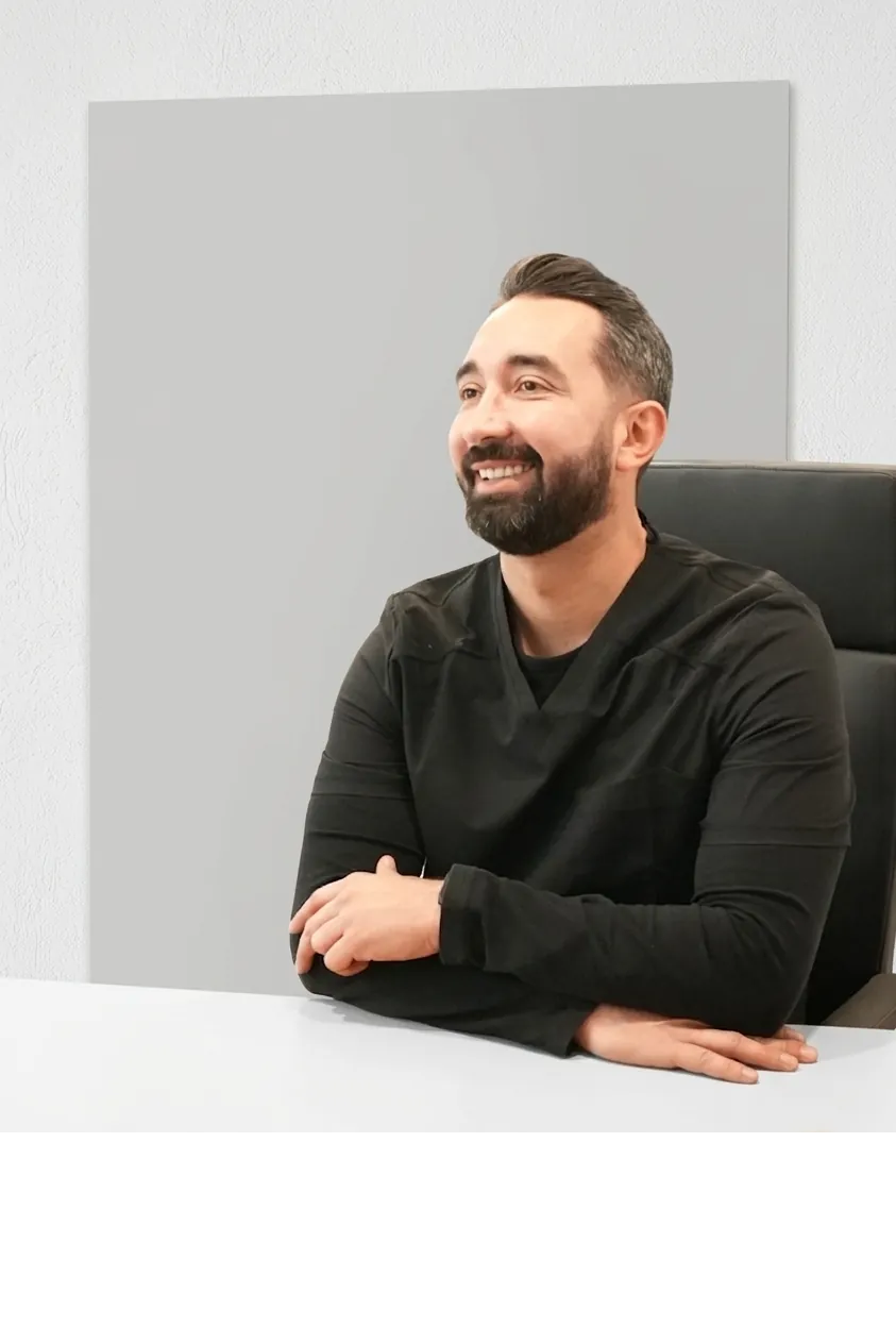 Dr. Julián Guzmán especialista en Endoláser y medicina estética láser en Aesophy Excellence Clinic